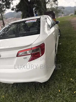 Toyota Camry SE 4dr Sedan (2.5L 4cyl 6A) 2013 White