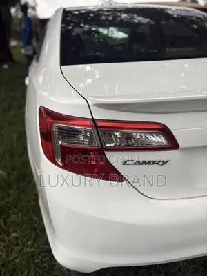 Toyota Camry SE 4dr Sedan (2.5L 4cyl 6A) 2013 White