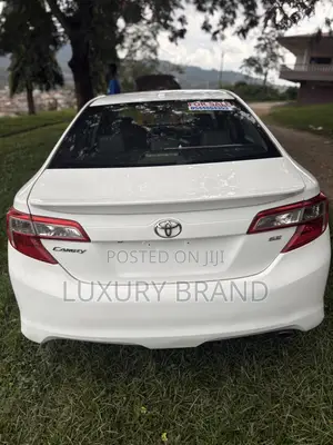 Toyota Camry SE 4dr Sedan (2.5L 4cyl 6A) 2013 White