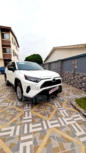 Toyota RAV4 LE 2022 White