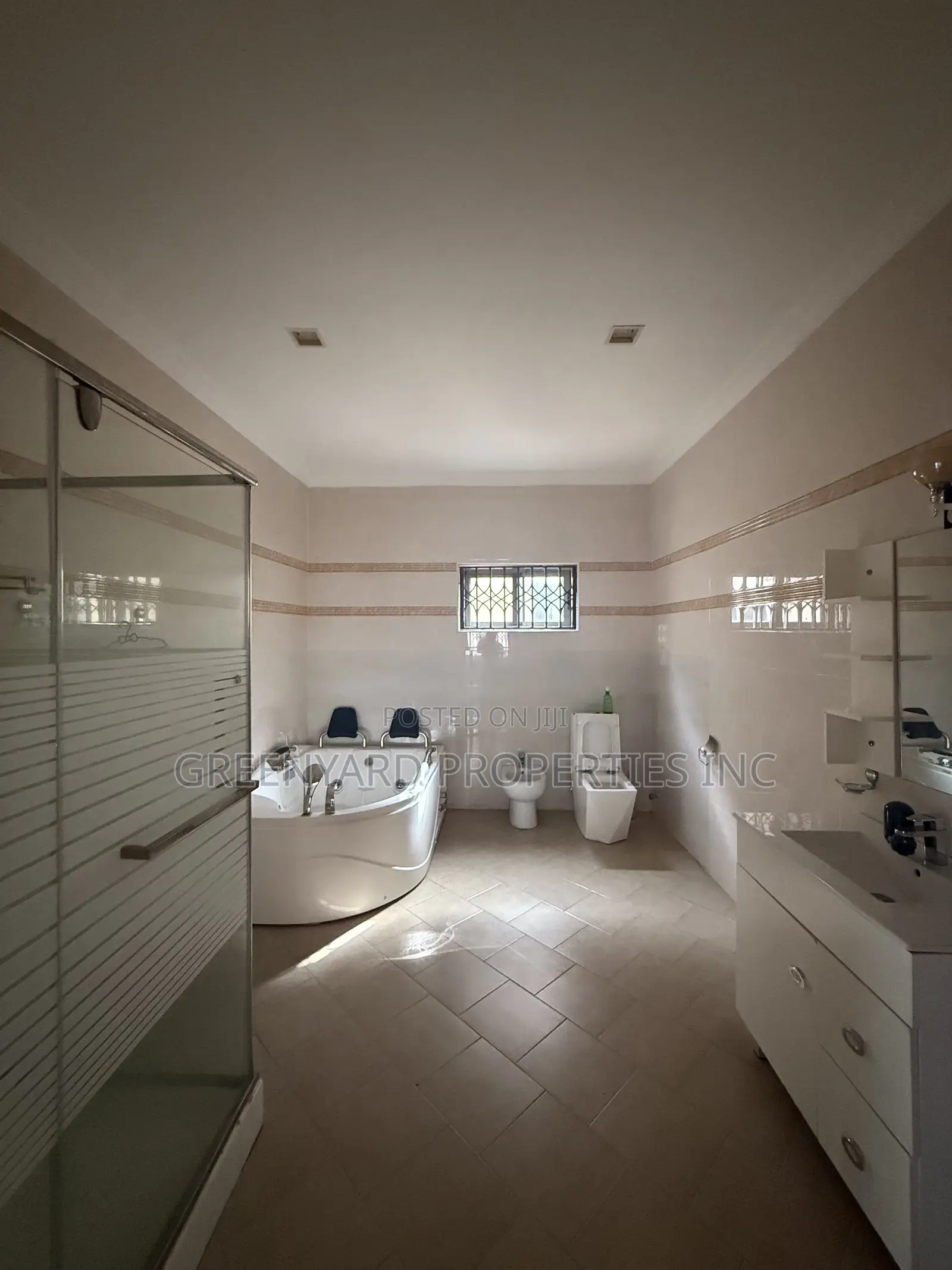 4bdrm House in A&C Mall, East Legon for rent