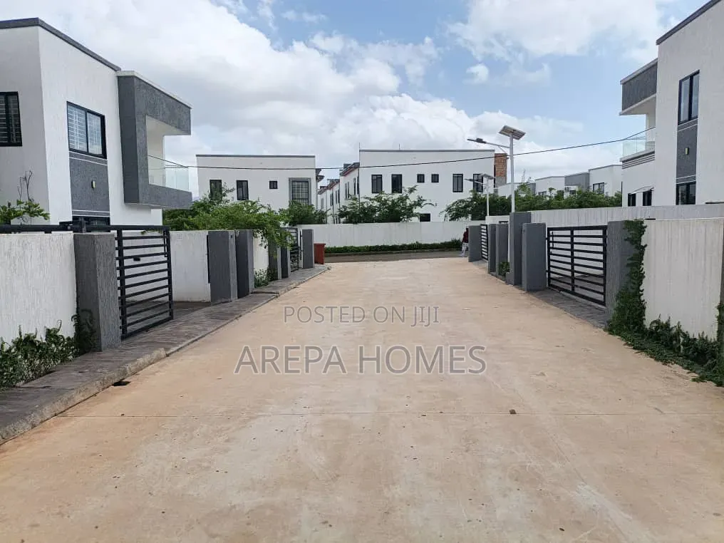 4bdrm Townhouse / Terrace in Arepa Homes, Ghana Flag for rent