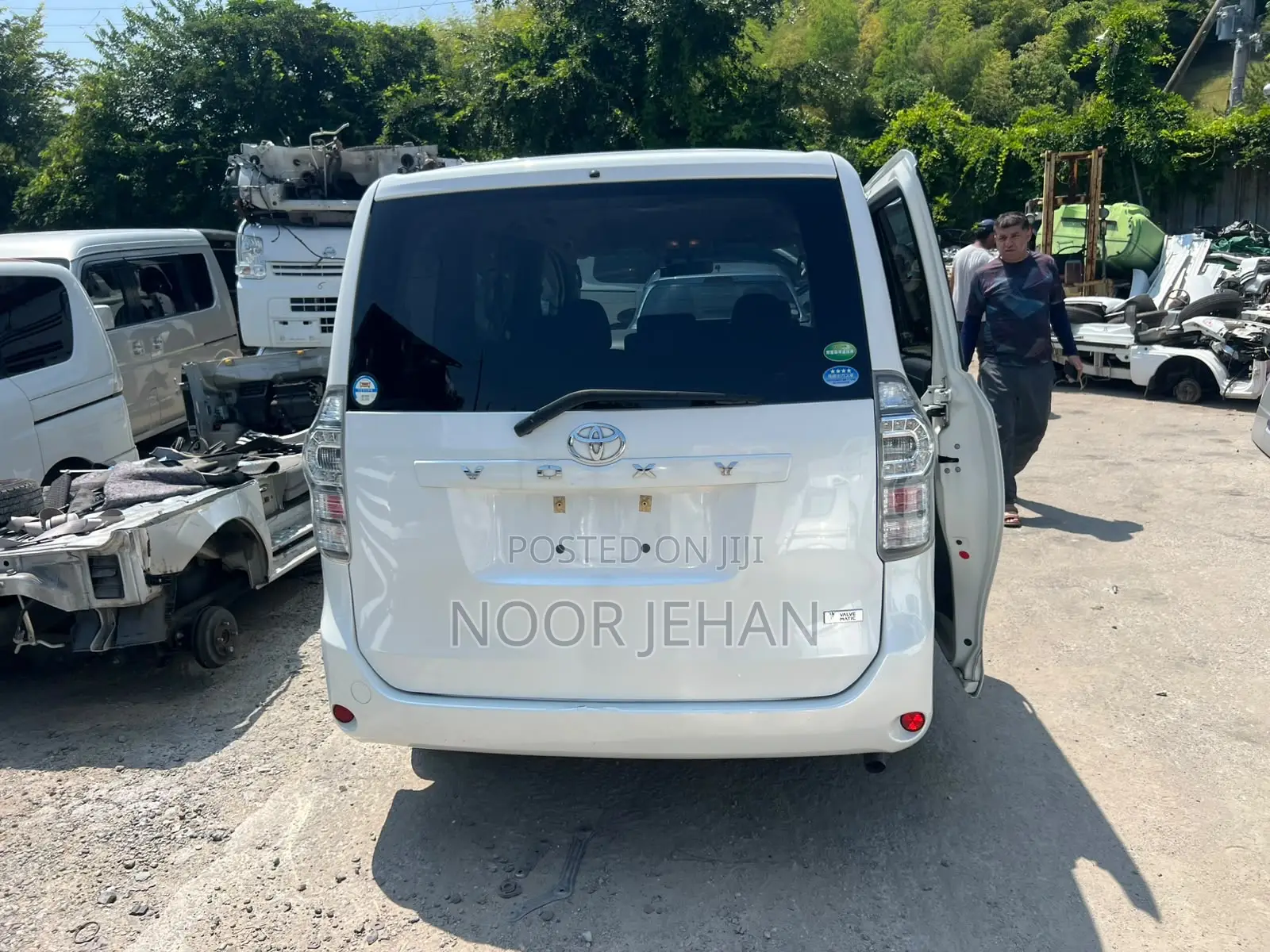 Toyota Voxy V 2WD 8-Seater 2013 White