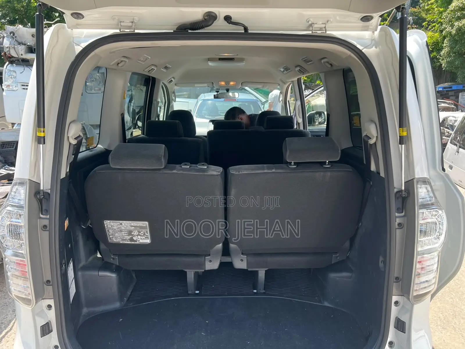 Toyota Voxy V 2WD 8-Seater 2013 White
