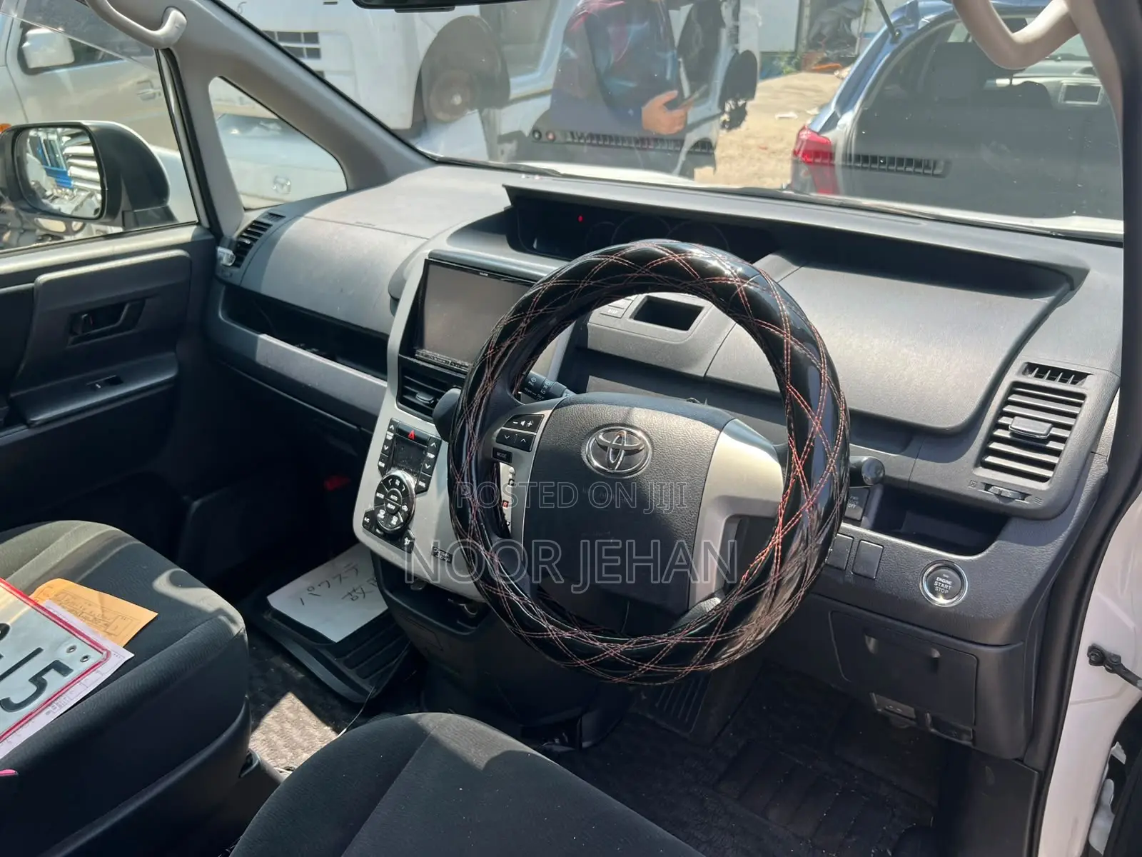 Toyota Voxy V 2WD 8-Seater 2013 White