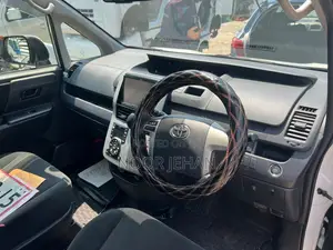 Toyota Voxy V 2WD 8-Seater 2013 White