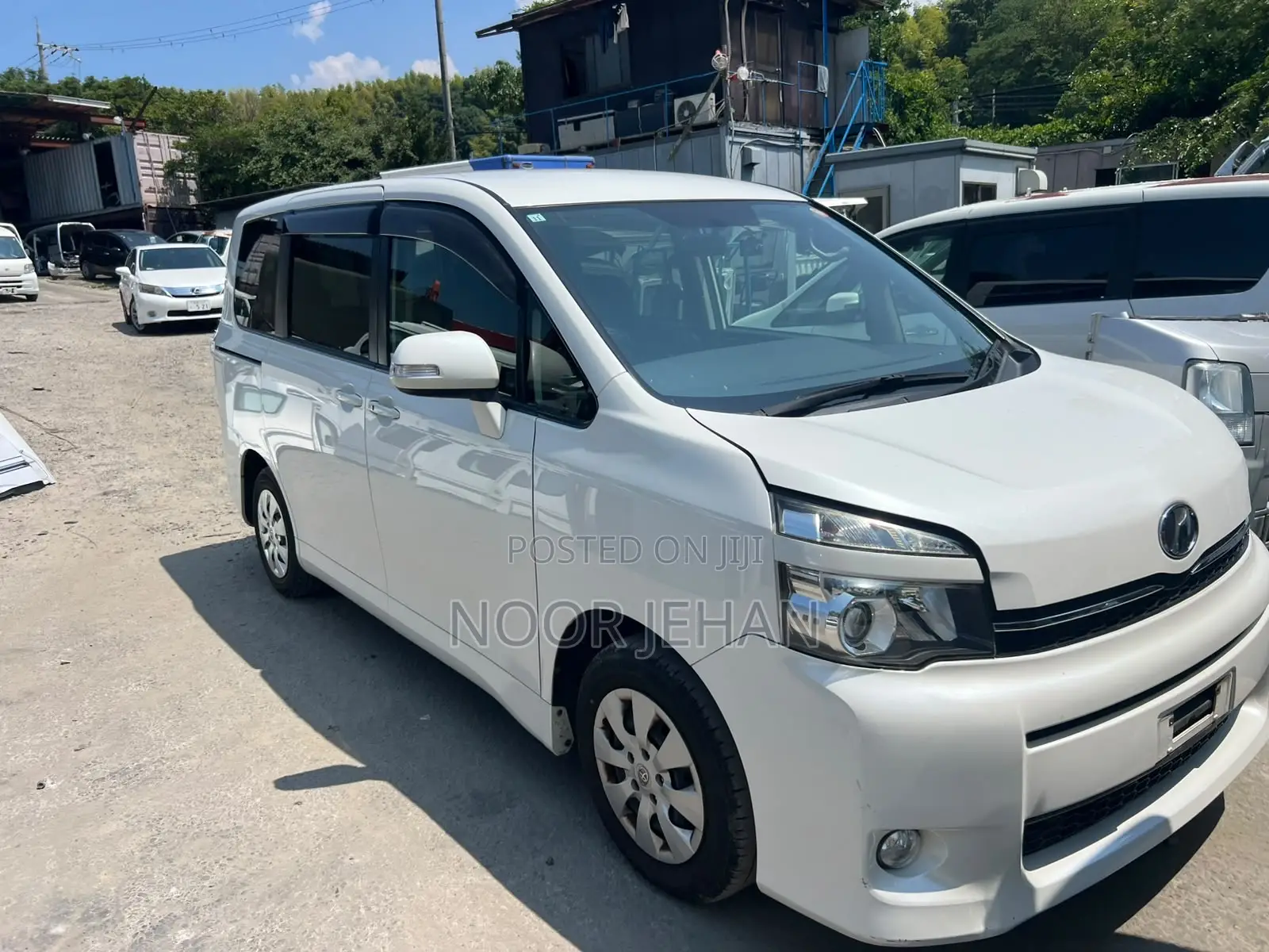 Toyota Voxy V 2WD 8-Seater 2013 White
