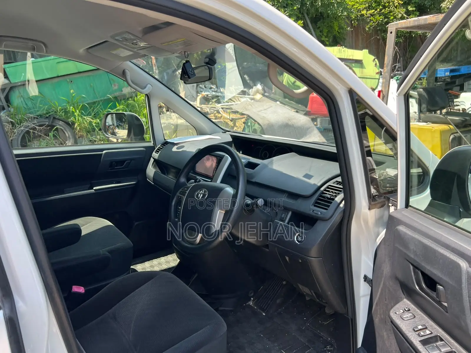 Toyota Voxy V 2WD 8-Seater 2013 White