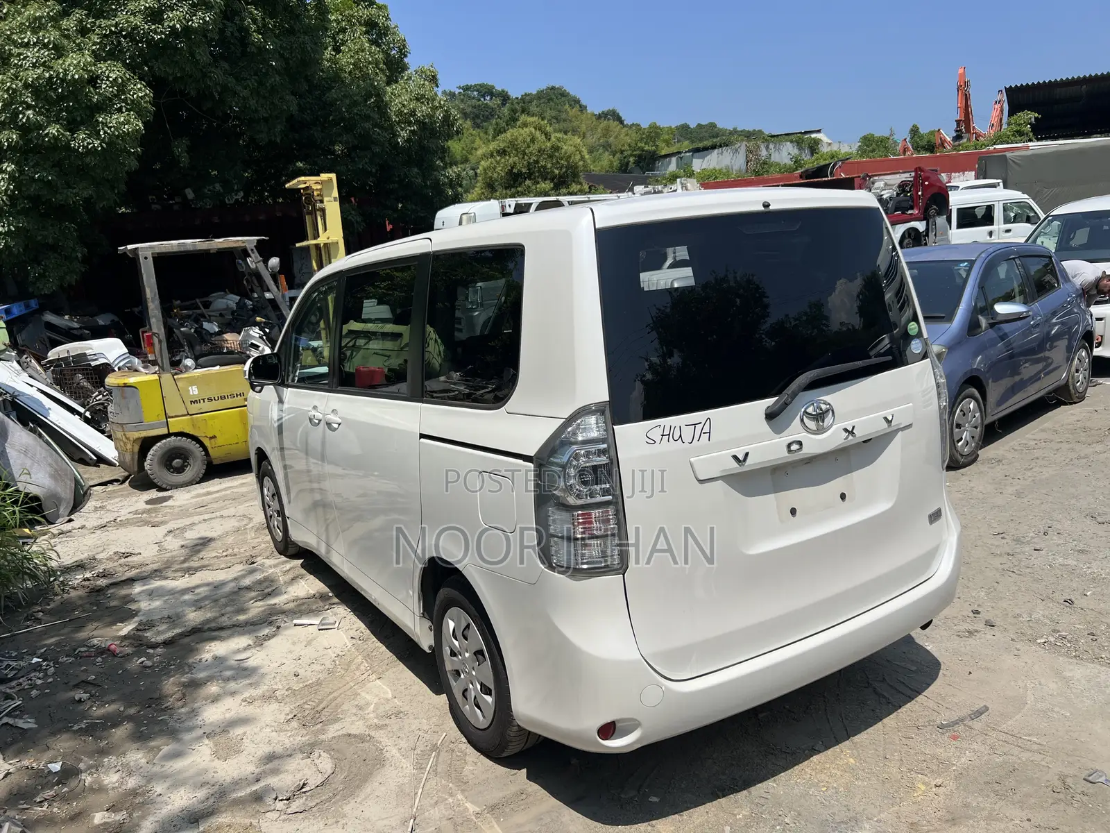 Toyota Voxy V 2WD 8-Seater 2013 White
