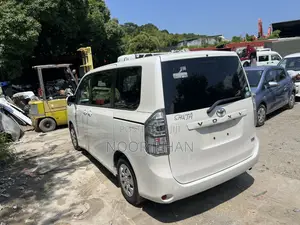Toyota Voxy V 2WD 8-Seater 2013 White