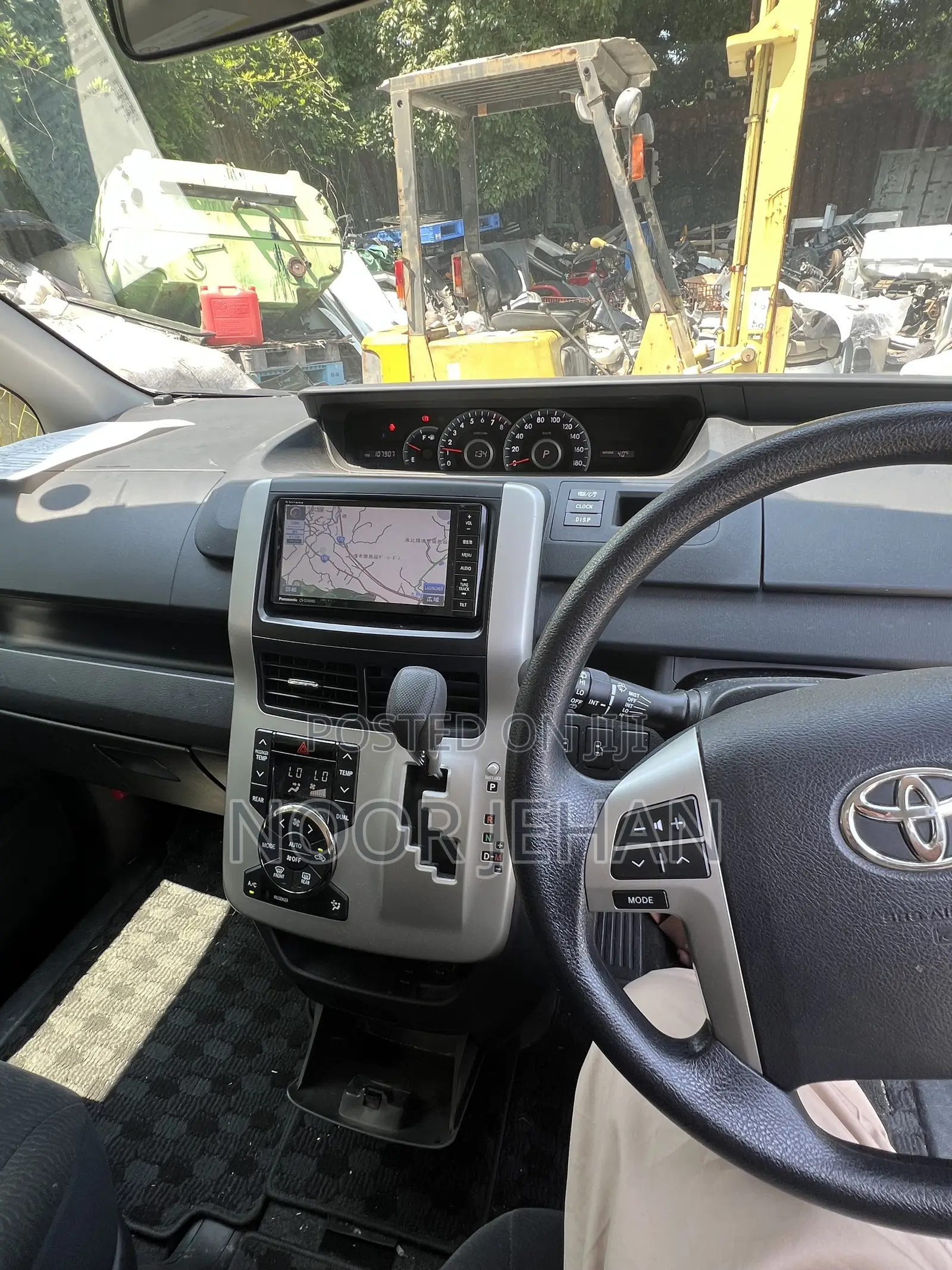 Toyota Voxy V 2WD 8-Seater 2013 White
