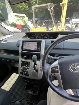 Toyota Voxy V 2WD 8-Seater 2013 White