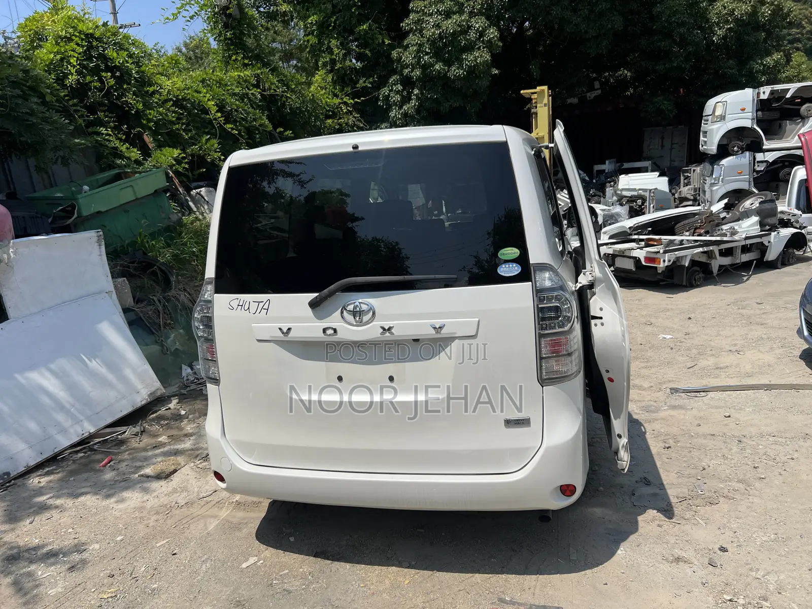 Toyota Voxy V 2WD 8-Seater 2013 White