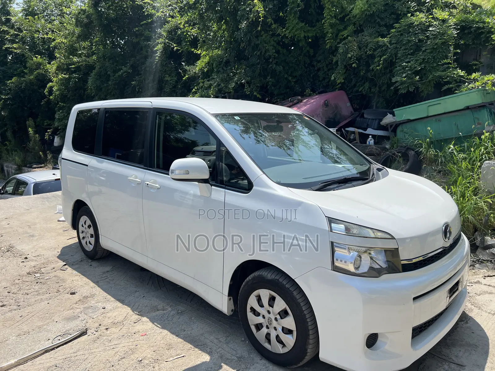 Toyota Voxy V 2WD 8-Seater 2013 White
