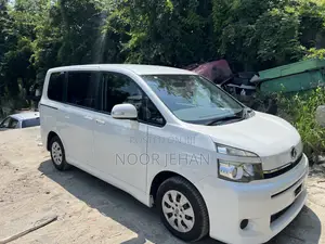 Toyota Voxy V 2WD 8-Seater 2013 White
