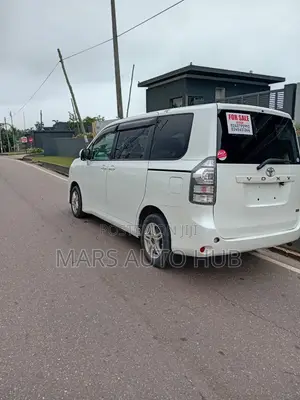 Toyota Voxy ZS 2WD 8-Seater 2010 White