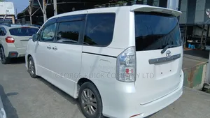 Toyota Voxy 2011 White