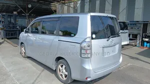 Toyota Voxy 2013 Silver