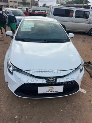 Toyota Corolla LE 2022 White