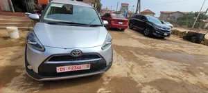Toyota Sienta 2017 Silver