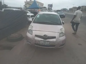 Toyota Vitz 2010 Silver