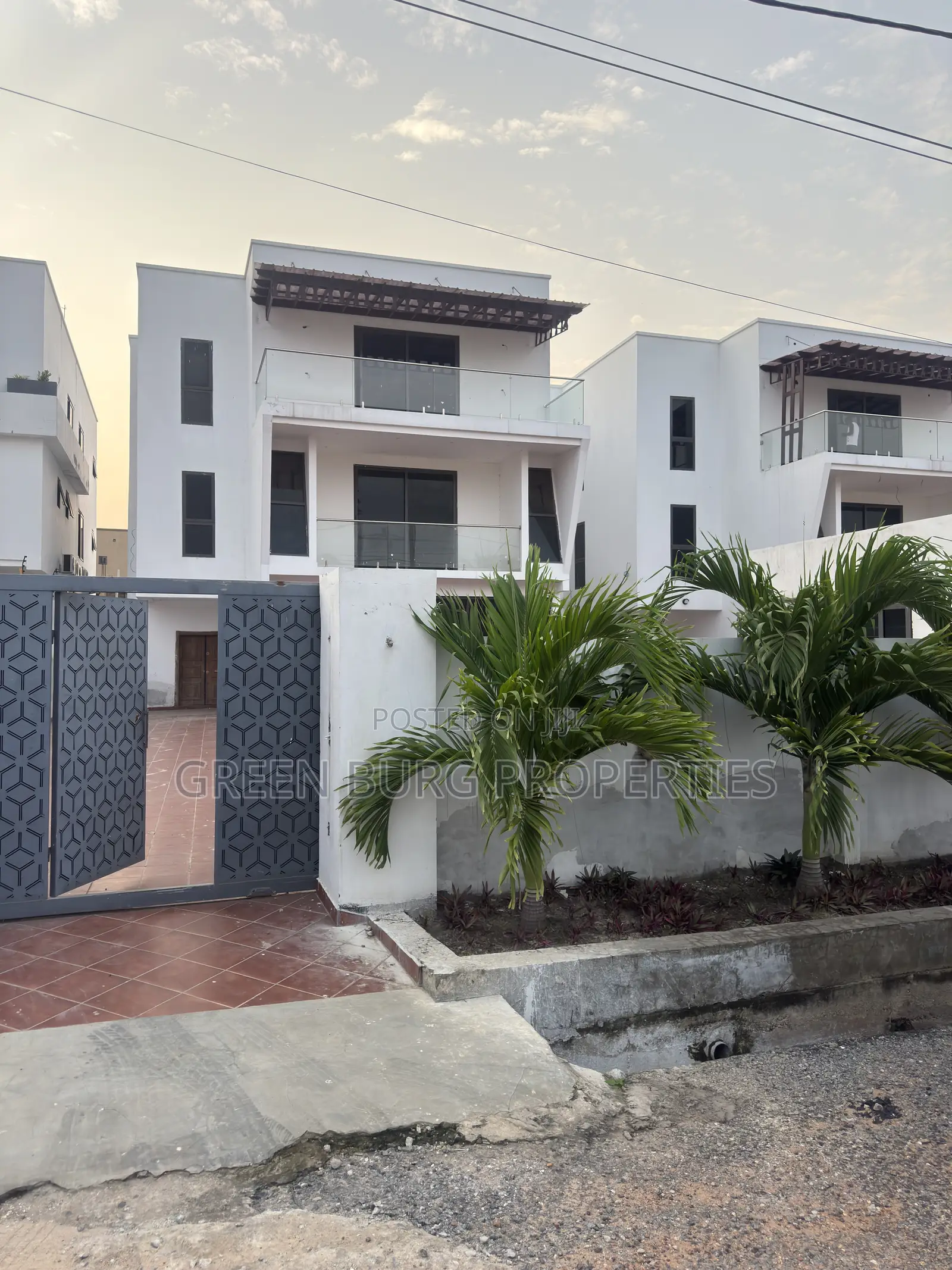 5bdrm House in Green, East Legon for sale