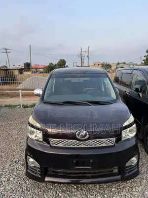 Toyota Voxy 2012
