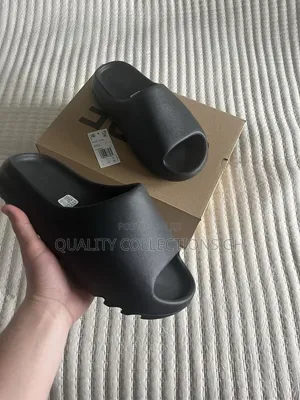 Yeezy Slides in Colours