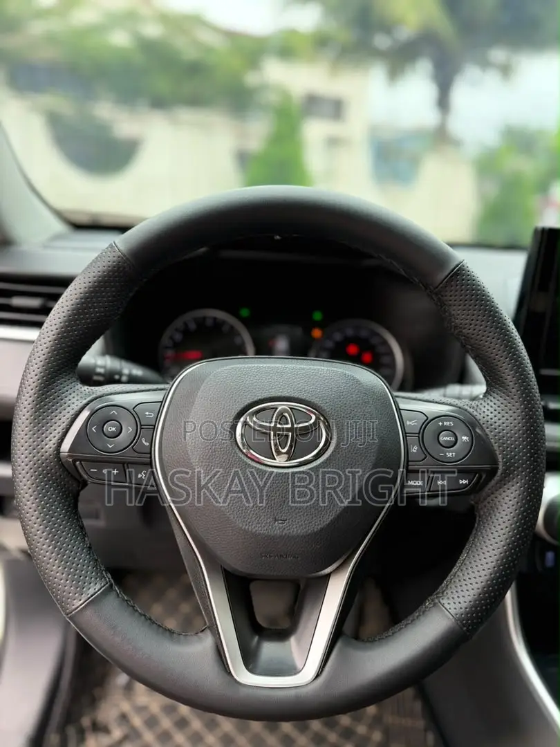 Toyota RAV4 2021 White