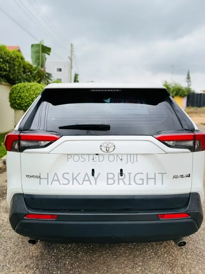 Toyota RAV4 2021 White