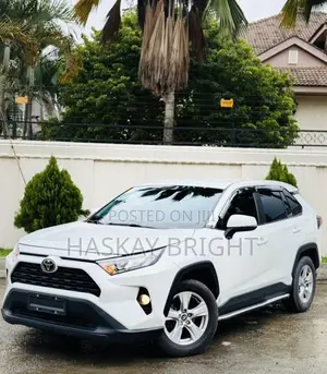 Toyota RAV4 2021 White