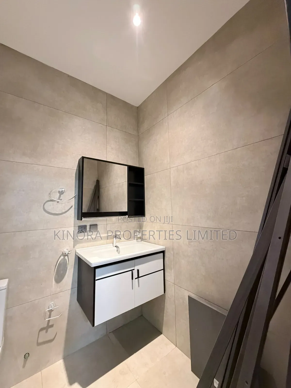 4bdrm Duplex in School Junction for sale