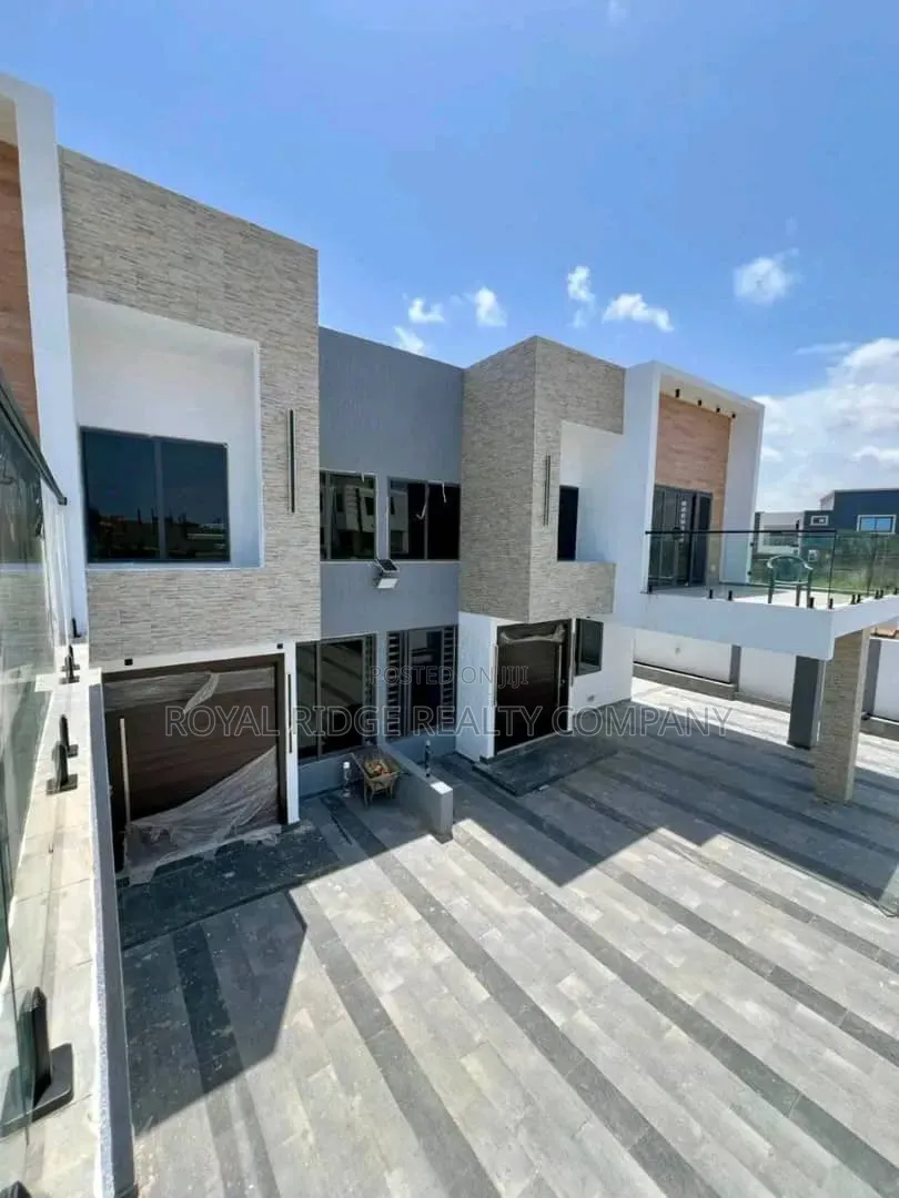 4bdrm Townhouse / Terrace in Burma Hills Close To, Accra Metropolitan