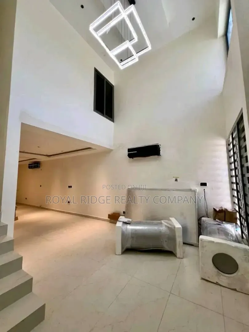 4bdrm Townhouse / Terrace in Burma Hills Close To, Accra Metropolitan