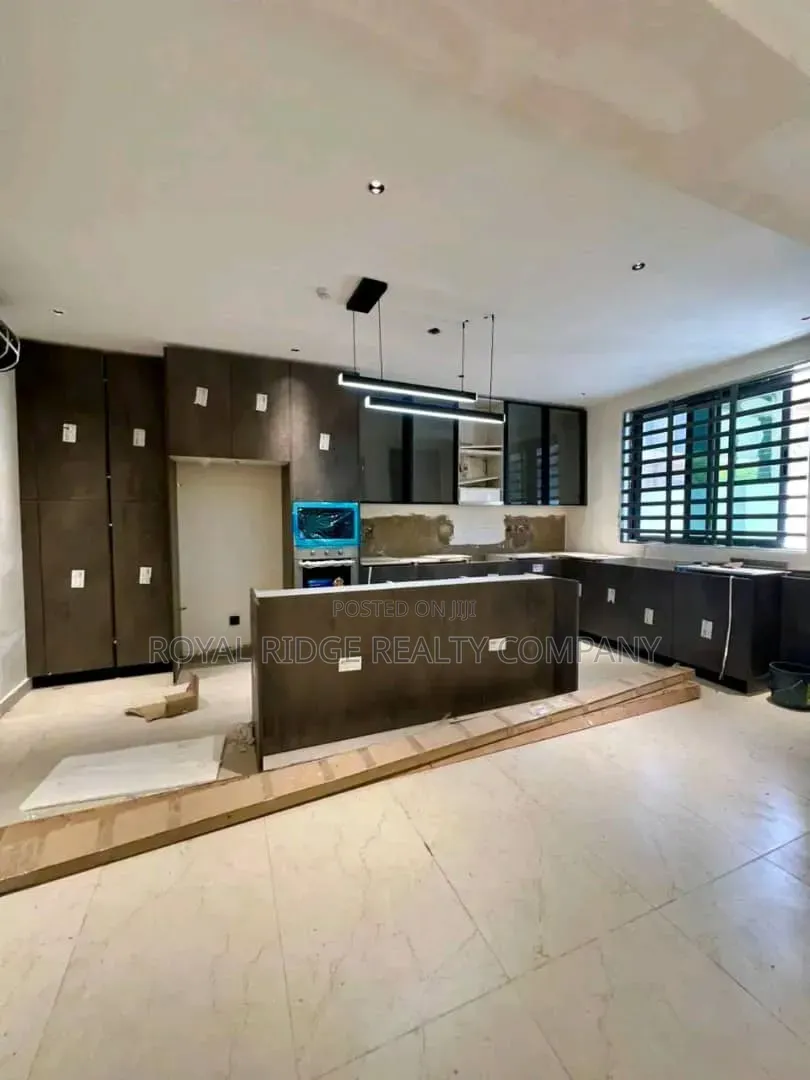 4bdrm Townhouse / Terrace in Burma Hills Close To, Accra Metropolitan