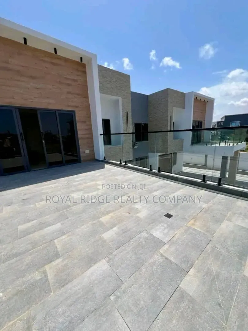 4bdrm Townhouse / Terrace in Burma Hills Close To, Accra Metropolitan