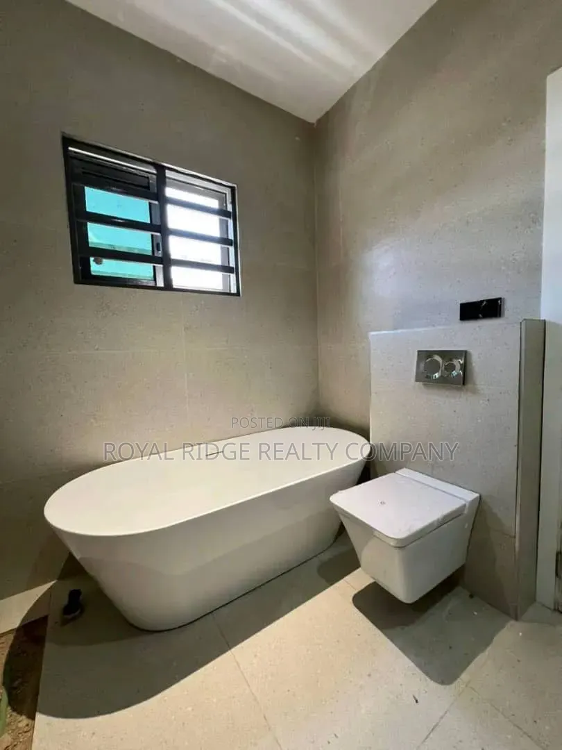 4bdrm Townhouse / Terrace in Burma Hills Close To, Accra Metropolitan