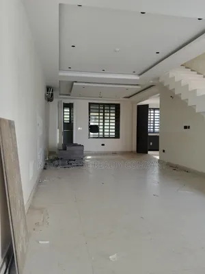 4bdrm Townhouse / Terrace in Burma Hills Close To, Accra Metropolitan