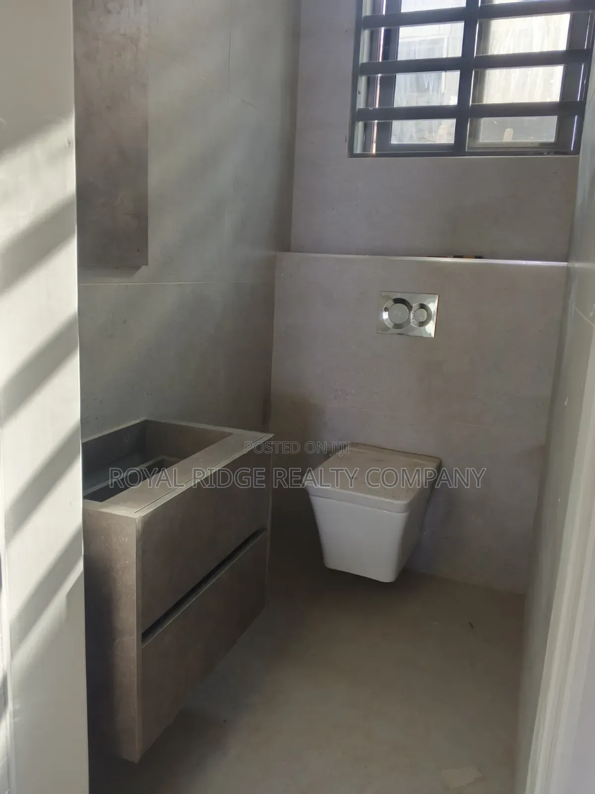 4bdrm Townhouse / Terrace in Burma Hills Close To, Accra Metropolitan