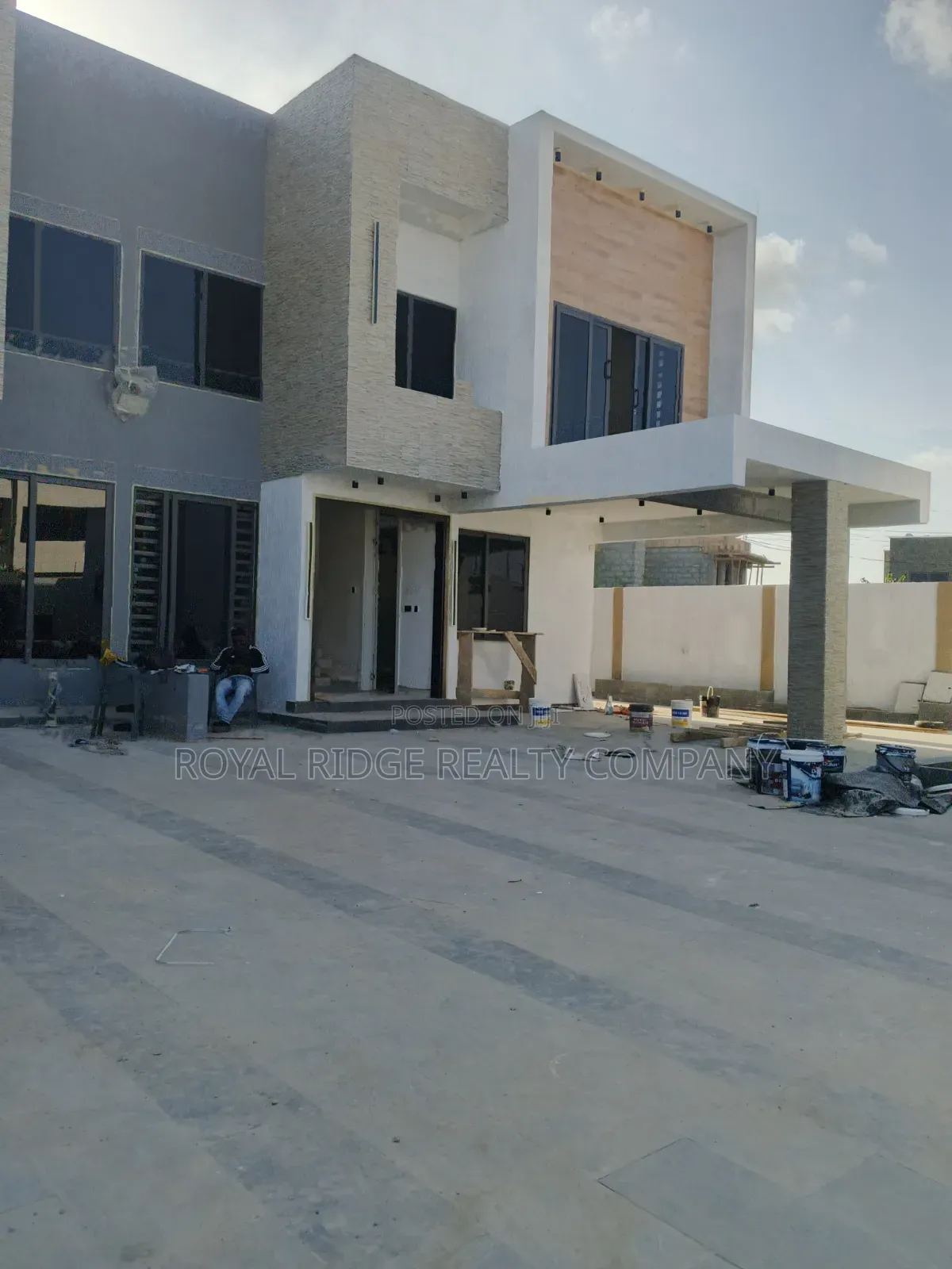 4bdrm Townhouse / Terrace in Burma Hills Close To, Accra Metropolitan