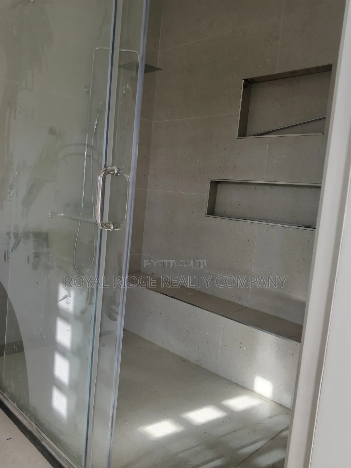 4bdrm Townhouse / Terrace in Burma Hills Close To, Accra Metropolitan