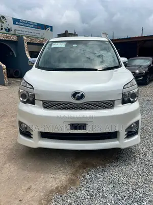 Toyota Voxy Trans-X 2WD 5-Seater 2013 Pearl