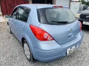 Nissan Versa 1.8 S Hatchback 2012 Blue