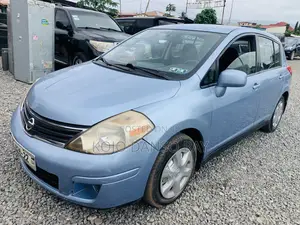 Nissan Versa 1.8 S Hatchback 2012 Blue