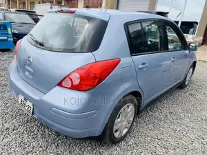 Nissan Versa 1.8 S Hatchback 2012 Blue