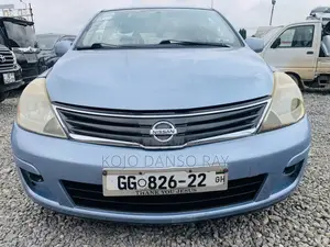 Nissan Versa 1.8 S Hatchback 2012 Blue