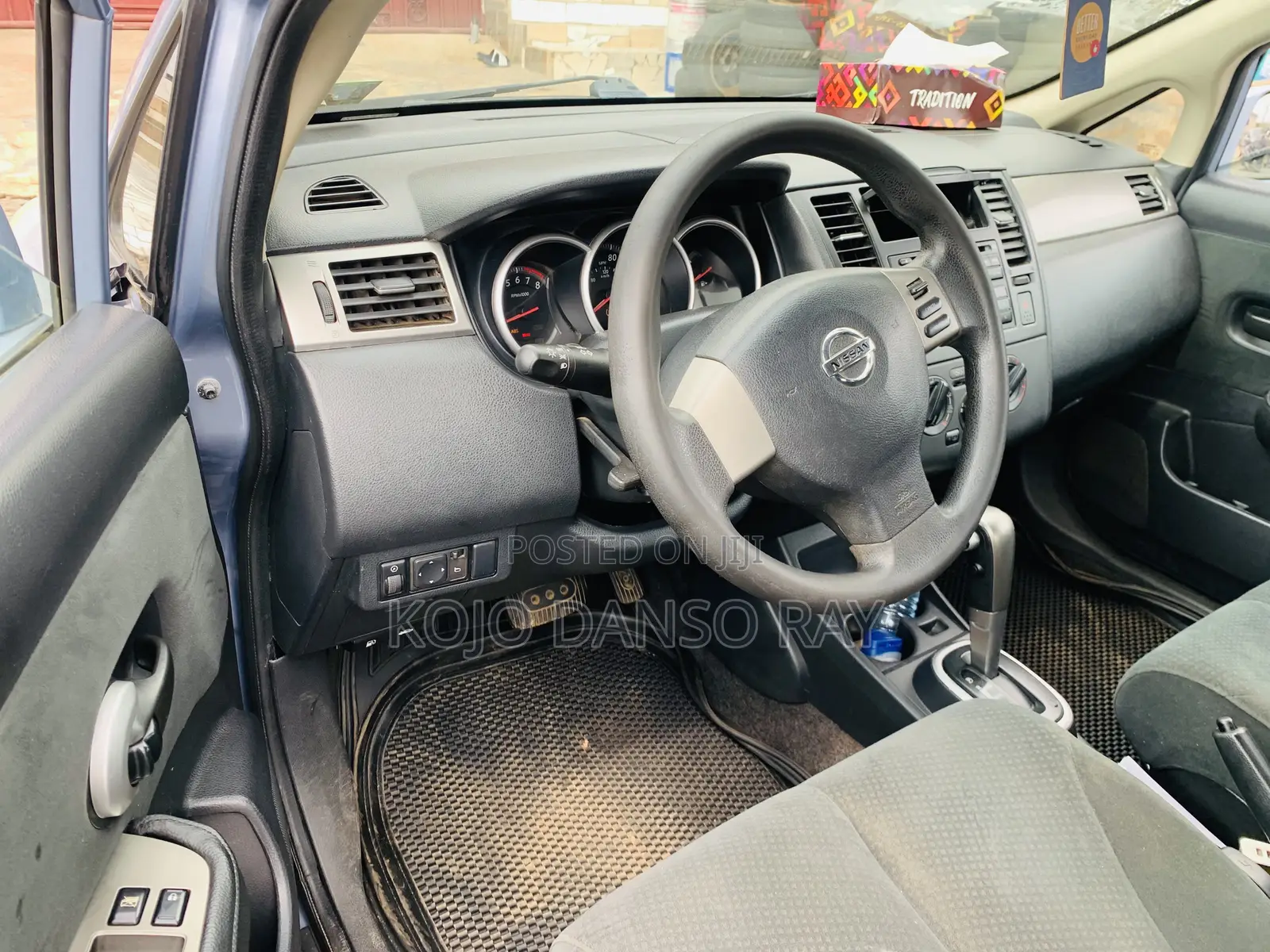 Nissan Versa 1.8 S Hatchback 2012 Blue