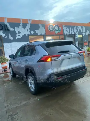 Toyota RAV4 XLE 2021 Silver