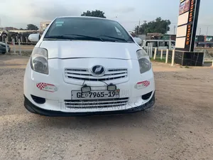 Toyota Vitz 2010 White