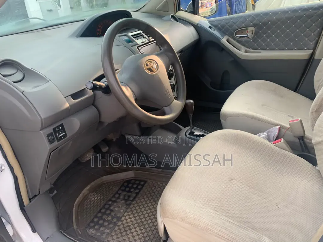 Toyota Vitz 2010 White